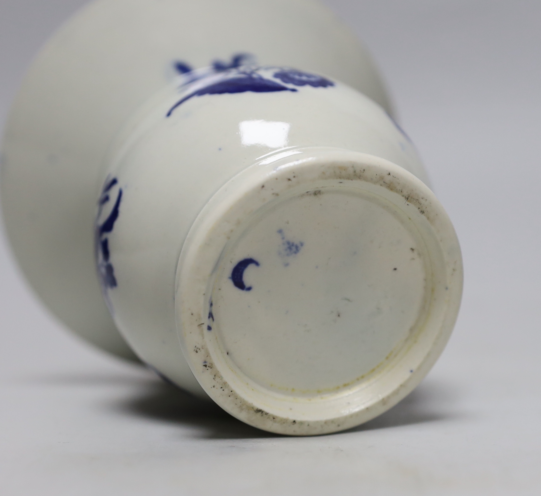An 18th century Worcester ‘Three Flowers’ pattern spittoon, 11cm high